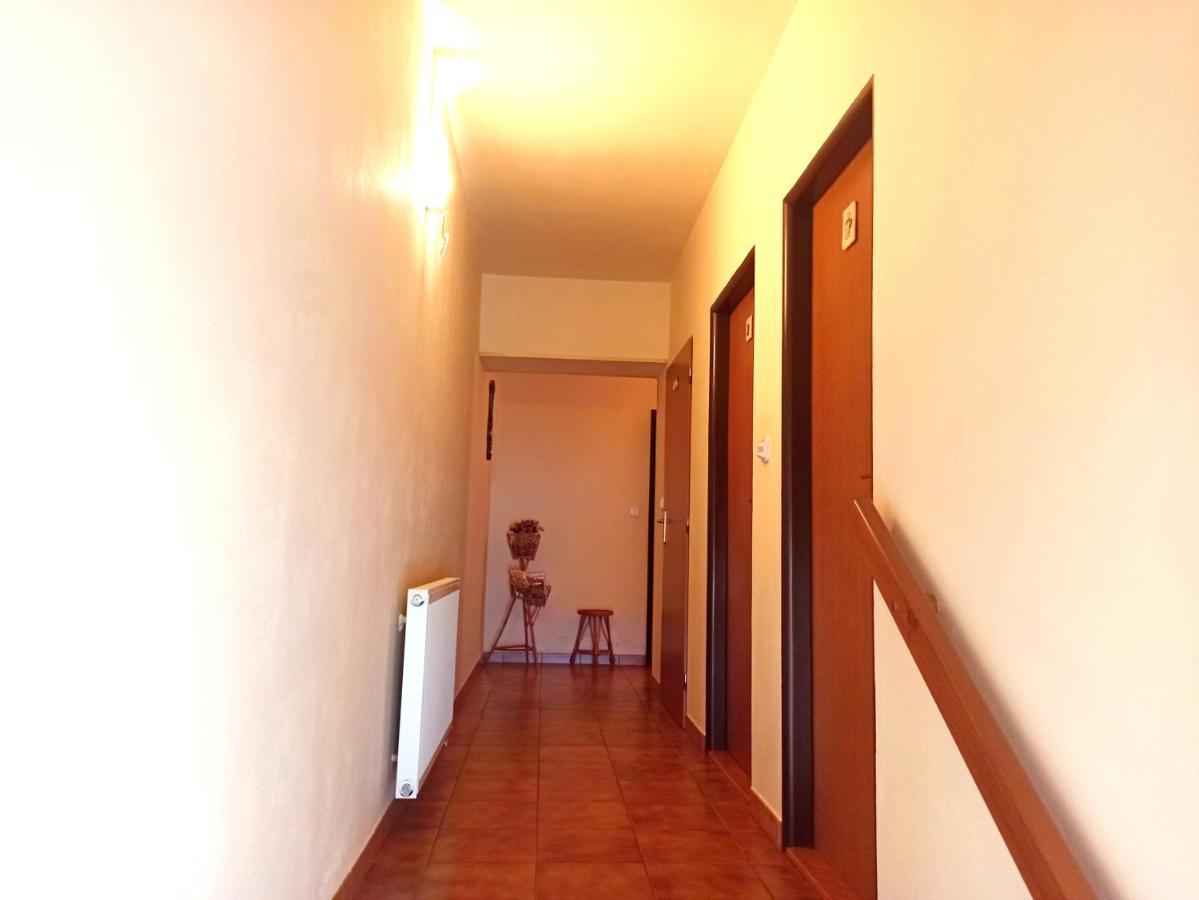 P&P Jicin Apartments - Soukrome 2-3 Luzkove Pokoje S Vlastni Kuchyni A Koupelnou Екстериор снимка