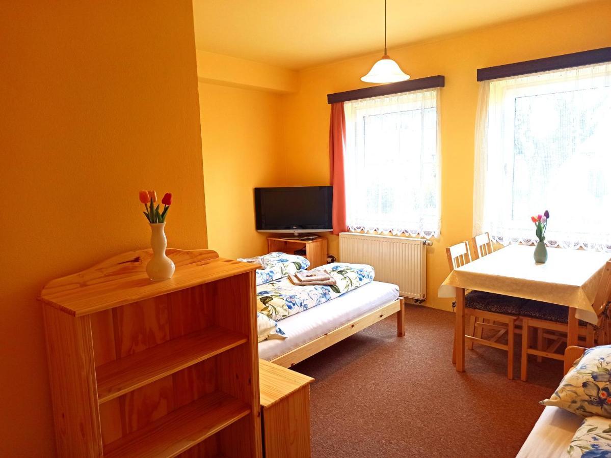 P&P Jicin Apartments - Soukrome 2-3 Luzkove Pokoje S Vlastni Kuchyni A Koupelnou Екстериор снимка